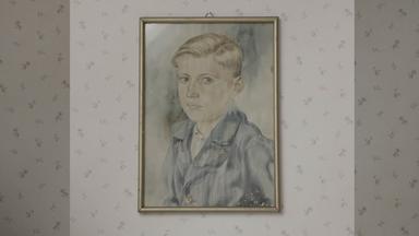 Ein Gemälde von einem Jungen, das an der Wand hängt.