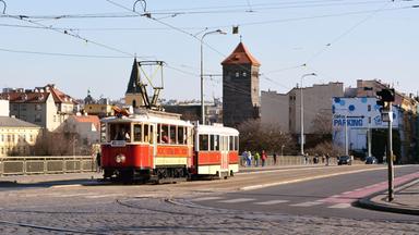 Einehistorische Straßenbahn fährt durch Prag.