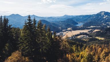 Ein Landschaftsbild vor blauem Himmel