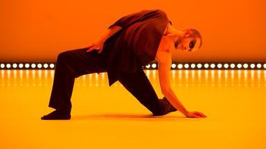 Tänzer Mark Sampson in unterschiedlichen Positionen der Choreografie. Schwarz gekleidet und mit schwarz geschminkten Augen stellt er einen schwarzen Schwan dar