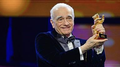 Regisseur Martin Scorsese hält den Goldenen Ehrenbären für sein Lebenswerk in den Händen