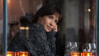 Annie (Meg Ryan, r.) und ihre Freundin Becky (Rosie O'Donnell, l.) schauen gemeinsam eine Romanze, doch dabei kann Annie nicht aufhören, an Sam zu denken und beginnt ihre Verlobung mit Walter in Frage zu stellen.