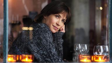 Annie (Meg Ryan, r.) und ihre Freundin Becky (Rosie O'Donnell, l.) schauen gemeinsam eine Romanze, doch dabei kann Annie nicht aufhören, an Sam zu denken und beginnt ihre Verlobung mit Walter in Frage zu stellen.