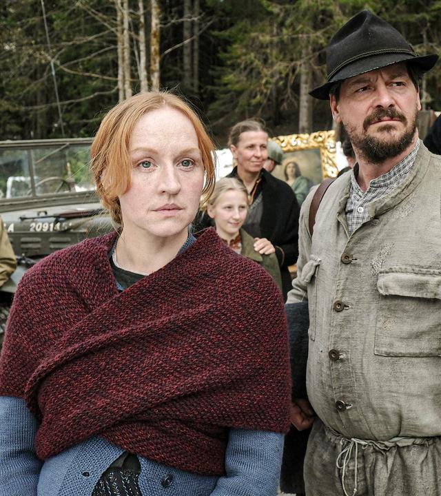 Sepp Rottenbacher (Fritz Karl) und Elsa Mitterjäger (Brigitte Hobmeier) beobachten den Einzug der Amerikaner am Bergwerk