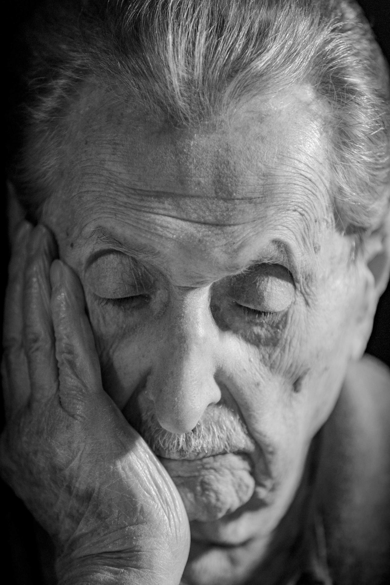 Ein hochformatiges SW Männer-Portrait mit geschlossenen Augen