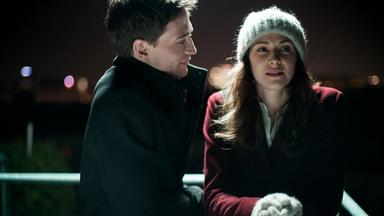 Mann schaut Frau gefühlvoll an.