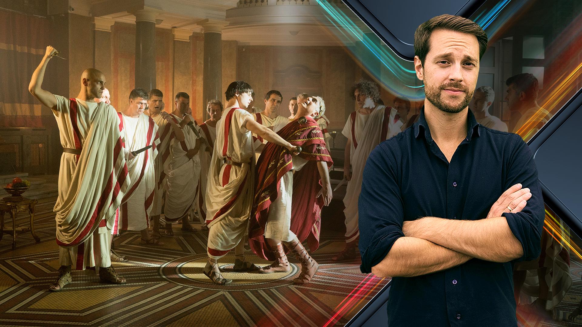 Spielszene: Cäsar liegt ermordet auf dem Boden. Blut läuft aus seinem Mundwinkel