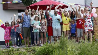 Eine glückliche Gemeinschaft: Die Börners und ihre neuen Nachbarn.