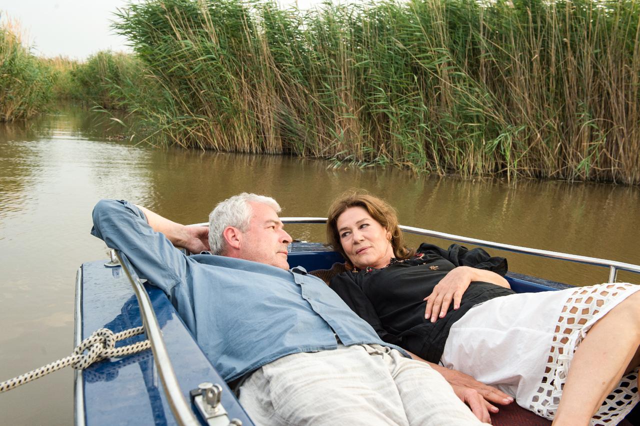 Ein Paar liegt nebeneinander in einem Boot.