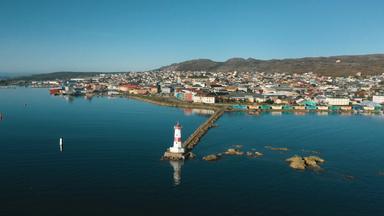 Ansicht einer Hafenstadt.