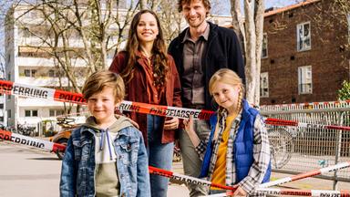 Philipp (Ulrich Friedrich Brandhoff, re.) mit Tochter Miriam (Mia Grace Herold, re. unten) und Frederike (Mina Tander, li.) mit Sohn Fritz (William Vonnemann, li. unten) bilden eine Notgemeinschaft.