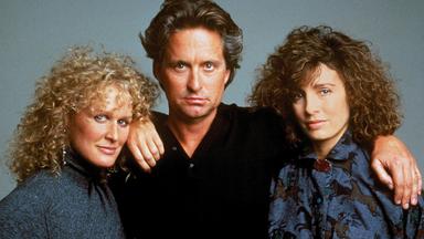 Dan Gallagher (Michael Douglas), steht zwischen seiner Ehefrau Beth (Anne Archer) und seine Affäre Alex Forrest (Glenn Close li.)