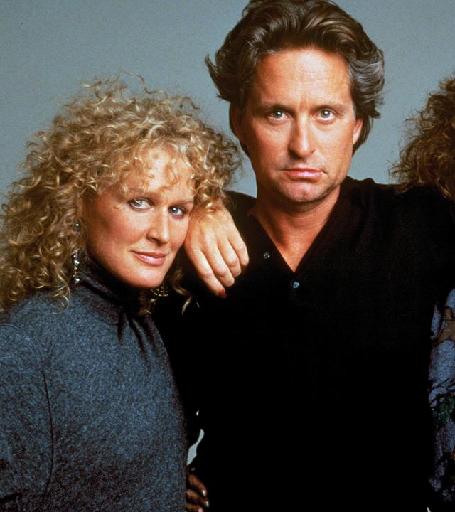 Dan Gallagher (Michael Douglas), steht zwischen seiner Ehefrau Beth (Anne Archer) und seine Affäre Alex Forrest (Glenn Close li.)