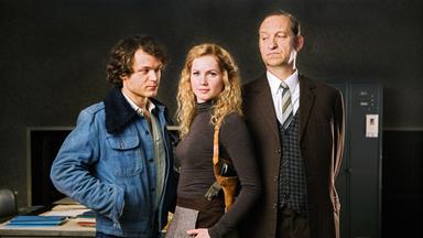 „Eine wie diese“: Siggi Thieme (Cornelia Gröschel, mitte) erkämpft sich Anfang der 70er Jahre, gegen alle Konventionen ihren Traumberuf: Kriminalkommissarin! Ihrem Freund Jürgen (Marlon Kittel, li.) und ihrem Vater Friedrich (Peter Heinrich Brix, re.) gefällt das überhaupt nicht.