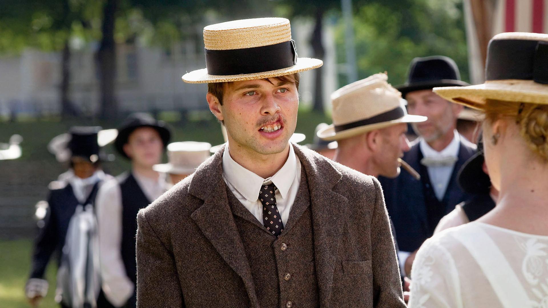 Der junge Kari verliebt sich in Annemarie: Nils Althaus als Kari, Carla Juri als Annemarie