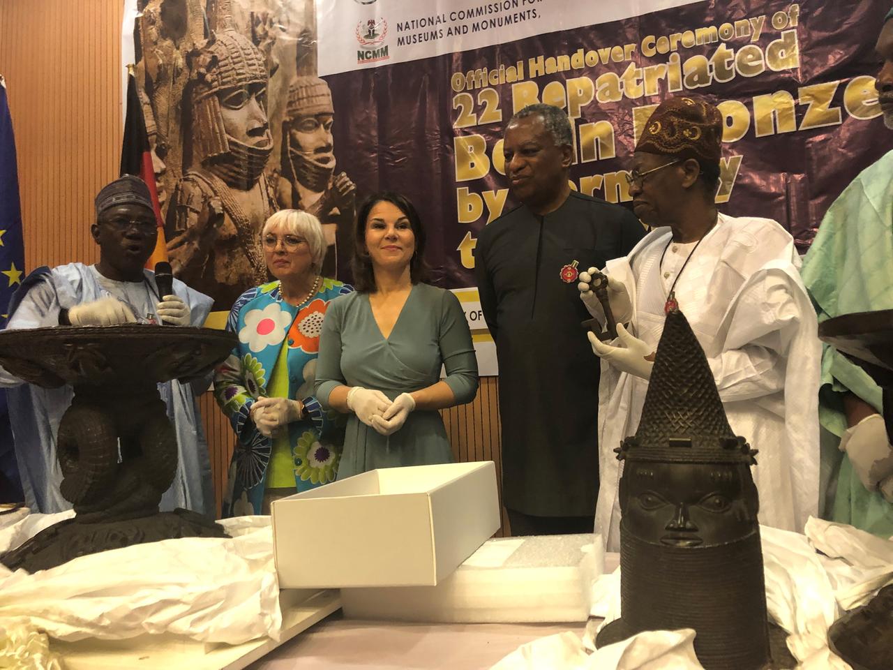 Annalena Baerbock und Claudia Roth in Nigeria bei Rückgabe der Benin-Bronzen.