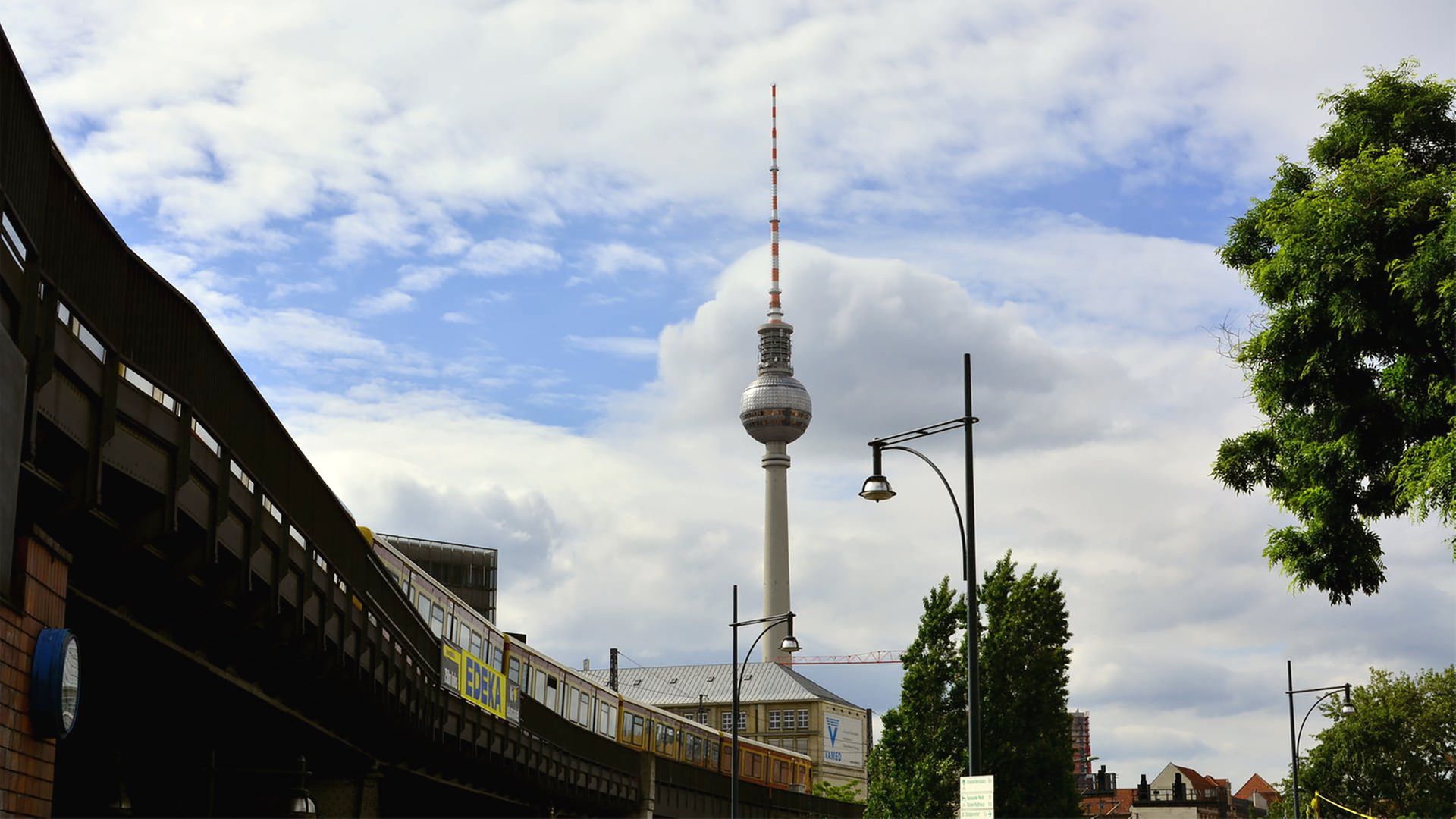 Eine der berühmtesten Brücken in Berlin ist die Jannowitzbrücke und der dazugehörige Bahnhof. Hier verlässt eine S-Bahn den Bahnhof.