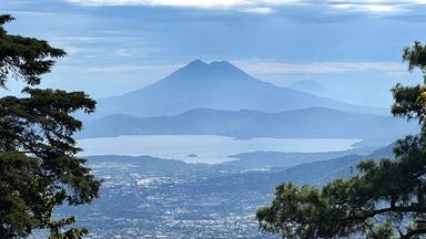 Die Hauptstadt San Salvador ist durch die umliegenden aktiven Vulkane tagtäglich bedroht.
