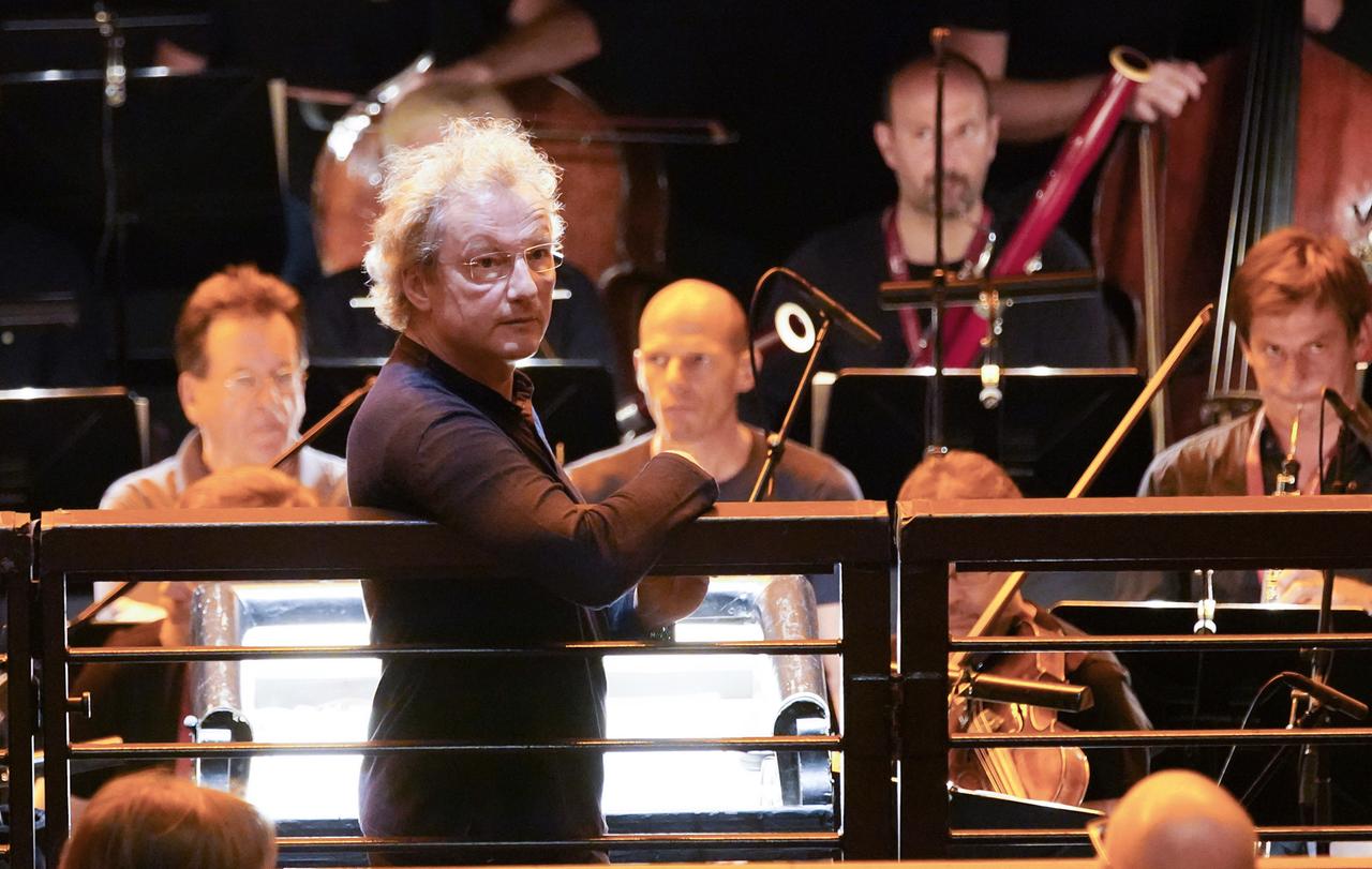 Franz Welser-Möst dirigiert die Wiener Philharmoniker.  