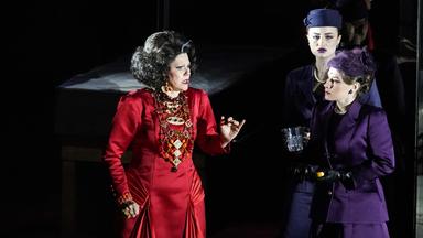 Tanja Ariane Baumgartner (Klytämnestra) mit "Mägden". 