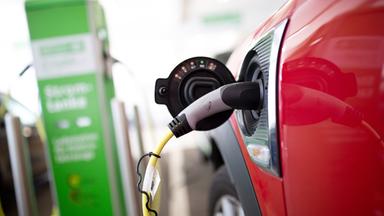 Elektroauto lädt an einer Ladestation