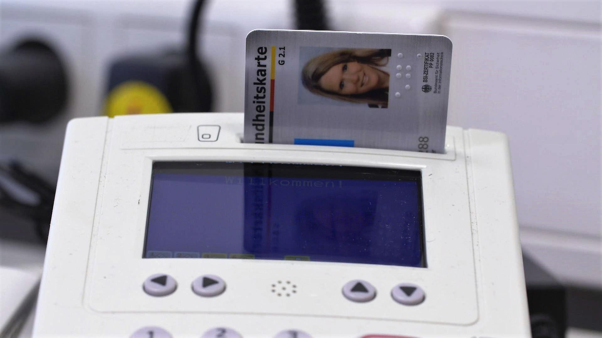 Eine elektronische Gesundheitskarte steckt in einem Kartenlesegerät.