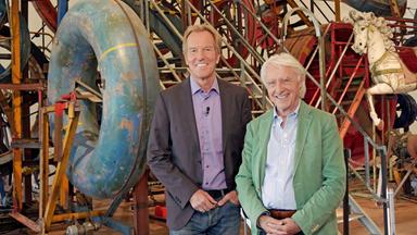 Markus Brock und Emil Steinberger vor einem Holzpferd und einem Rettungsring