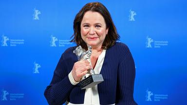 Emily Watson mit dem Silbernen Bären für die beste Nebenrolle für "Small Things Like These" 