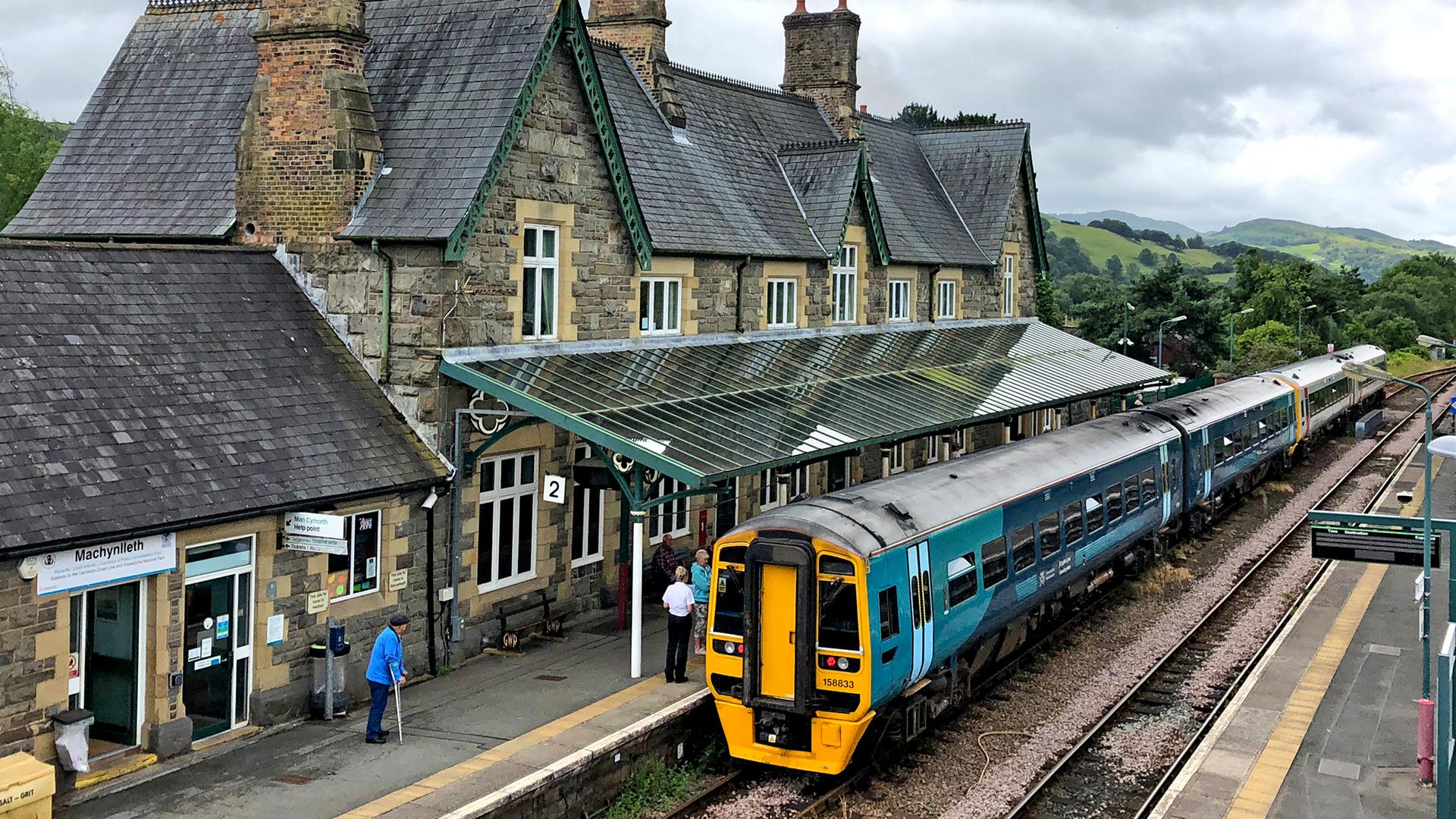 Kleiner alter walisischer Bahnhof mit Zug von oben gesehen