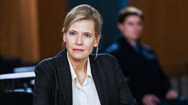 Frau schaut gedankenverloren.