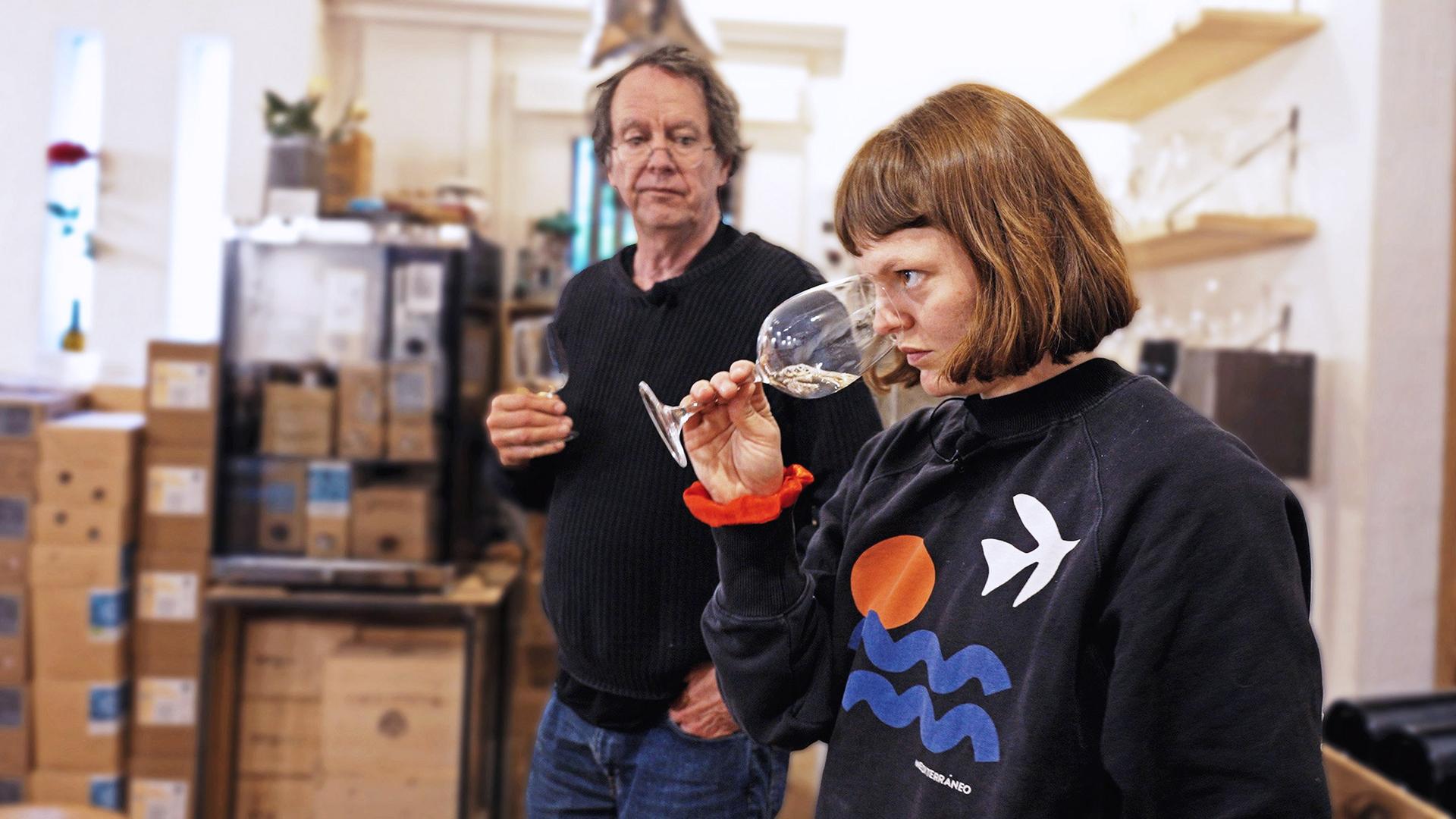 Florence und ihr Vater Felix bei der Degustation