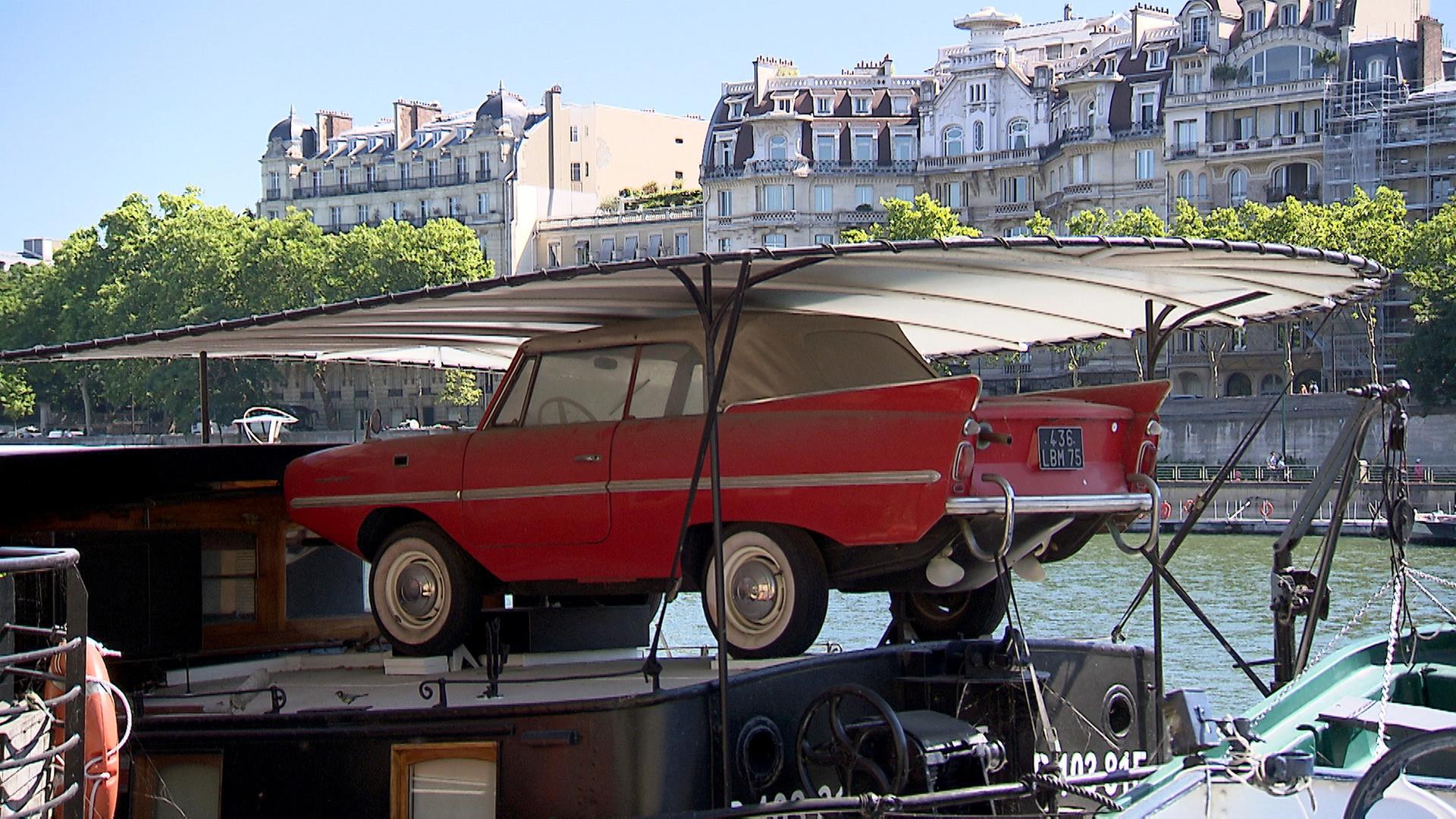 Amphibienfahrzeug auf dem Hausboot