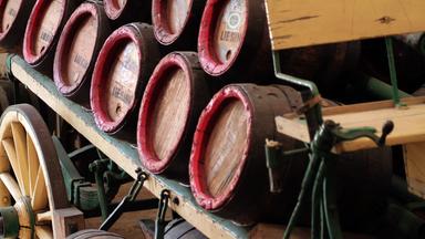 Alte Fässer auf einer Kutsche