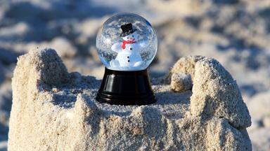 Ein Schneemann in einer Schneekugel