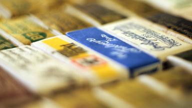 Viele unterschiedliche Würfelzucker nebeneinander aufgereiht