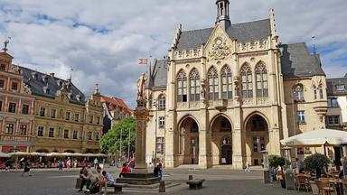 Der Rathausplatz und das Rathaus in Erfurt.