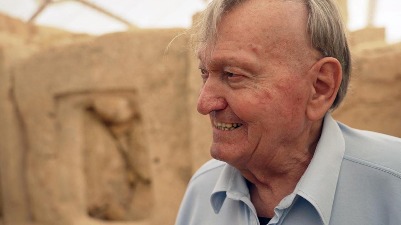 Ein Mann schaut seitlich und lacht dabei