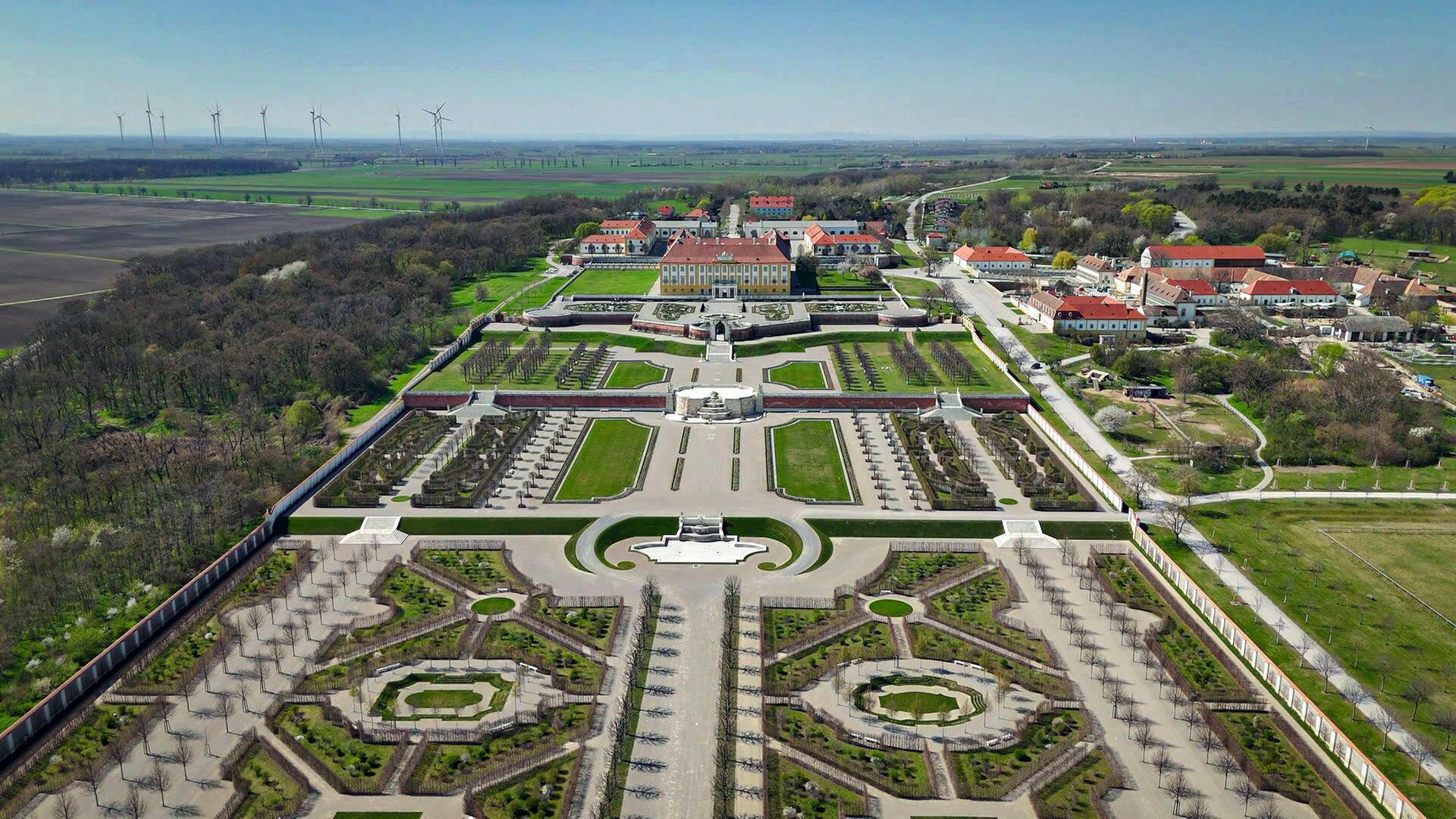 Große Schlossanlage mit Ziergärten von oben gesehen