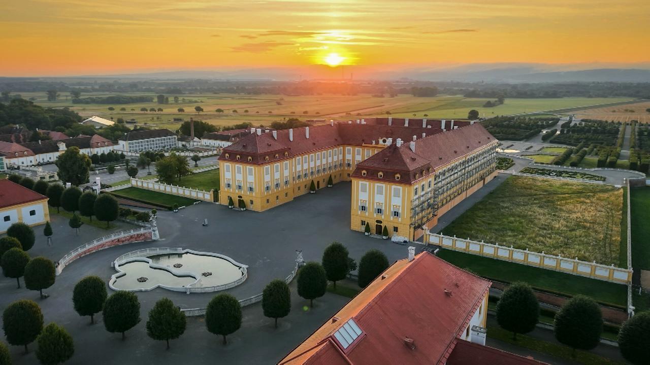 Luftaufnahme des Schlossgebäudes im Sonnenuntergang