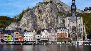 Blick auf die berühmte Notre-Dame Kirche in Dinant am Ufer der Maas in Belgien.