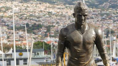 Die berühmte Ronaldo-Statue, im Hintergrund die Stadt Funchal