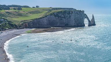 Blick auf Felsklippen und Kreidefelsen am Meer