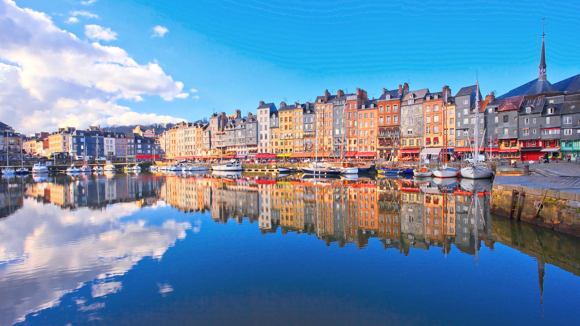 Bunte Häuserfassaden, die sich im Wasser spiegeln