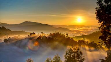 Ansicht einer Hügellandschaft im Morgengrauen.