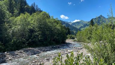 Ein Fluss in einem breiten Flussbett.