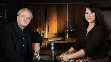 Ein Mann und eine Frau an einer Holztheke