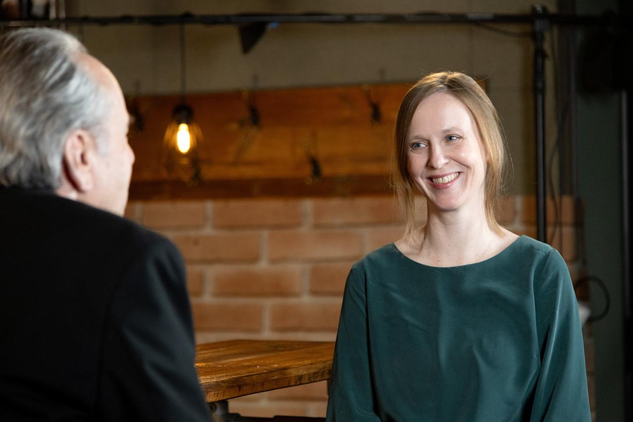 Heinz Sichrovsky und Anna Weidenholzer sitzen im Studio der Sendung „erLesen“.