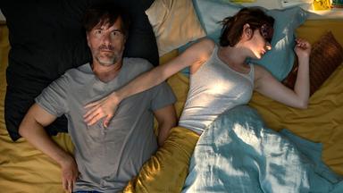 Paul (Christoph Maria Herbst, li.) und Emilia (Christiane Paul) im Ehebett