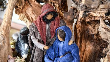 Im Kanton Bern in der Schweiz werden Krippenfiguren handgefertigt,