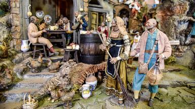 Süditalienische Krippe mit Terrakotta Figuren, typisch ist die Nachgestaltung von lebhaften Straßenszenen.